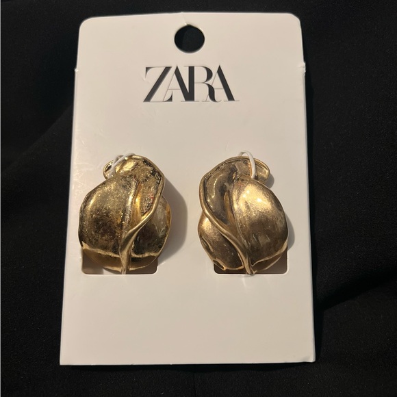 Zara Jewelry - Zara NWT gold earrings 1.5” top to bottom.